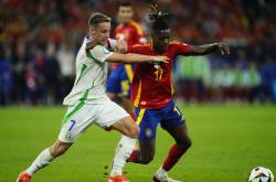 雷速体育网页版-西班牙队轻松获胜，实现小组出线目标