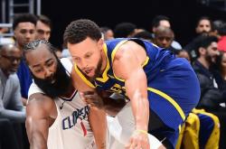 雷速体育官方-关于步行者完胜青岛队，麦科勒姆统治全场的信息