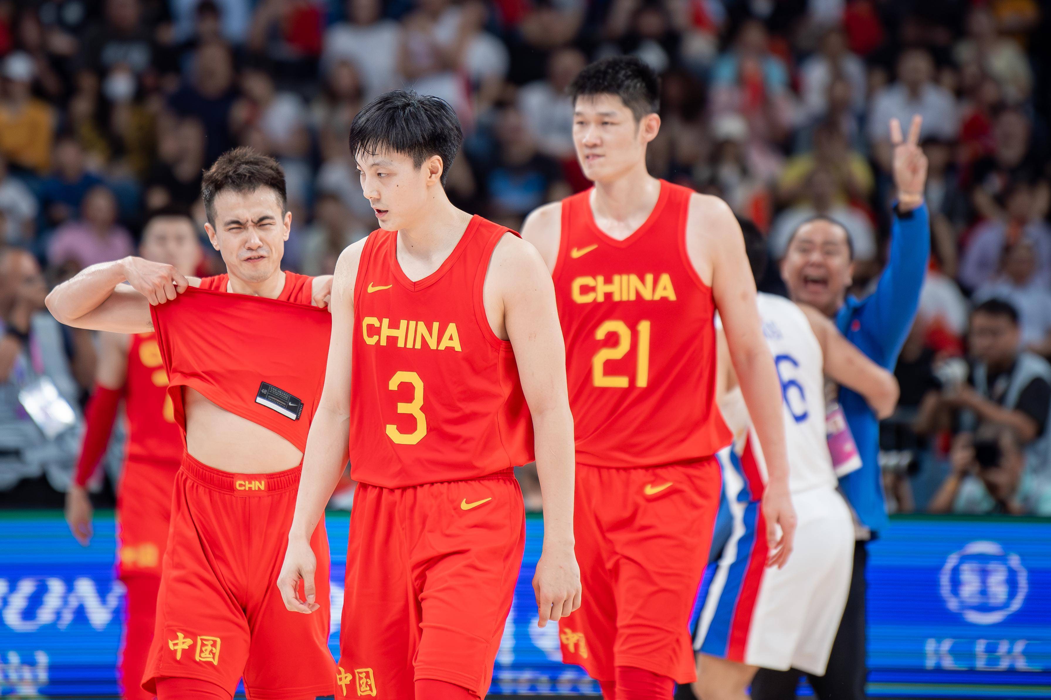 亚洲杯篮球赛半决赛，中国男篮大胜晋级决赛