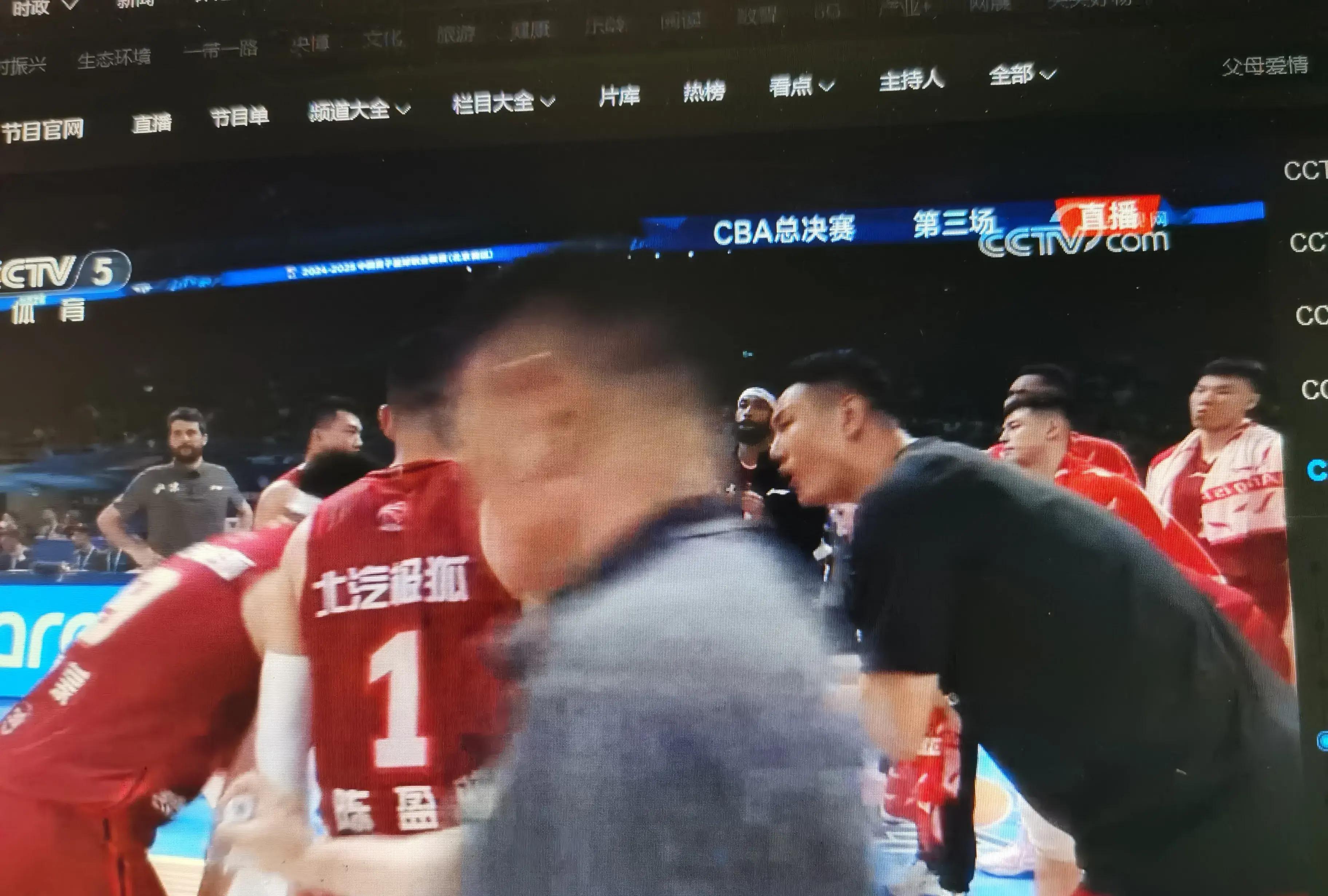 关于高水平比赛结束，球员发挥出色获得胜利的信息