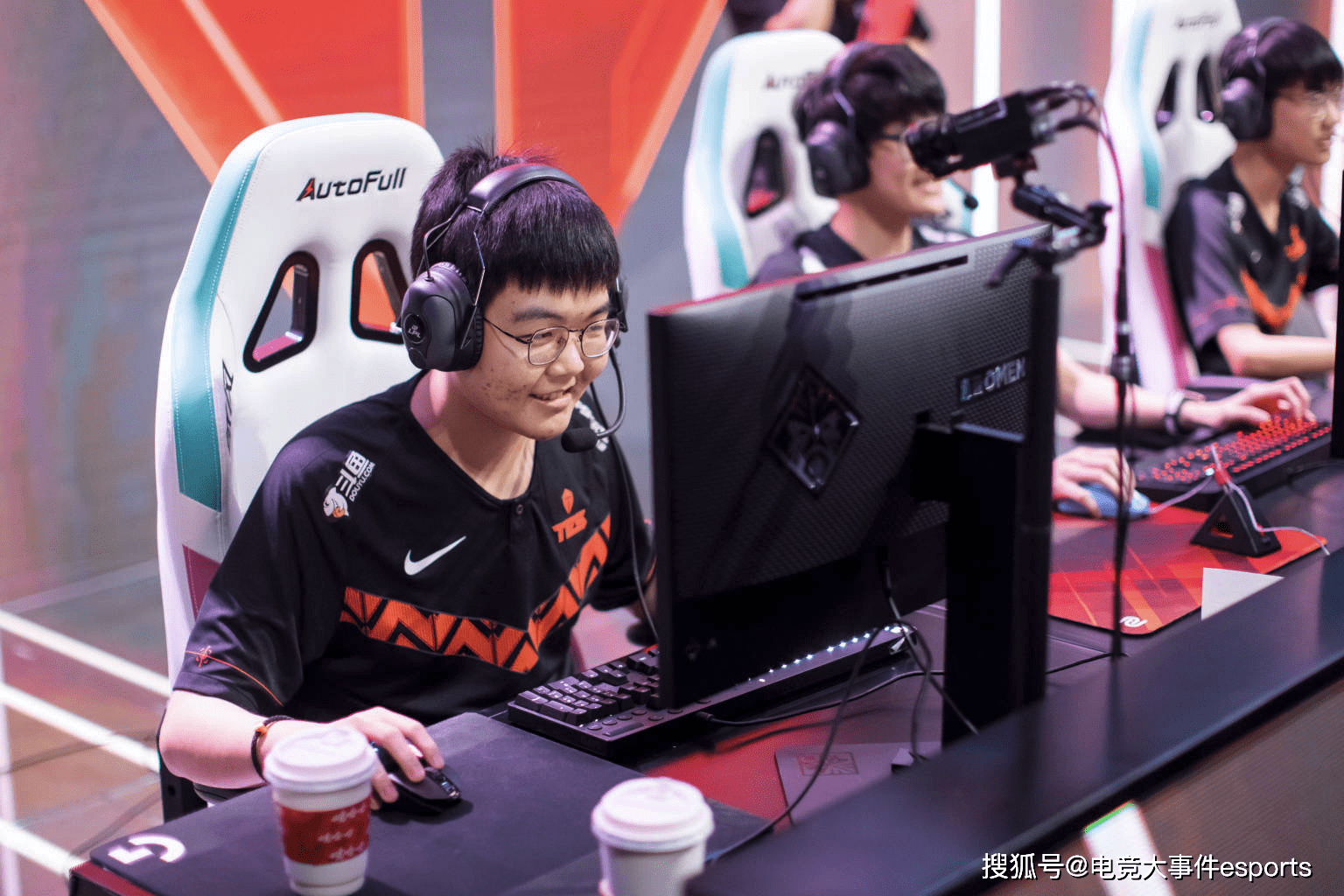 FNC险胜TES,Lehends开启传奇时刻淘汰赛3:1(上海) FNC险胜TES,Lehends开启传奇时刻淘汰赛3:1(上海)