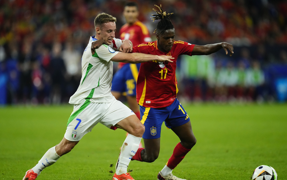 西班牙队轻松获胜，实现小组出线目标