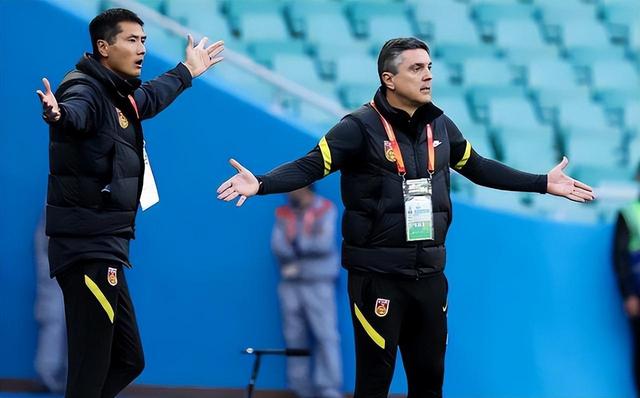 西班牙队轻松获胜，实现小组出线目标