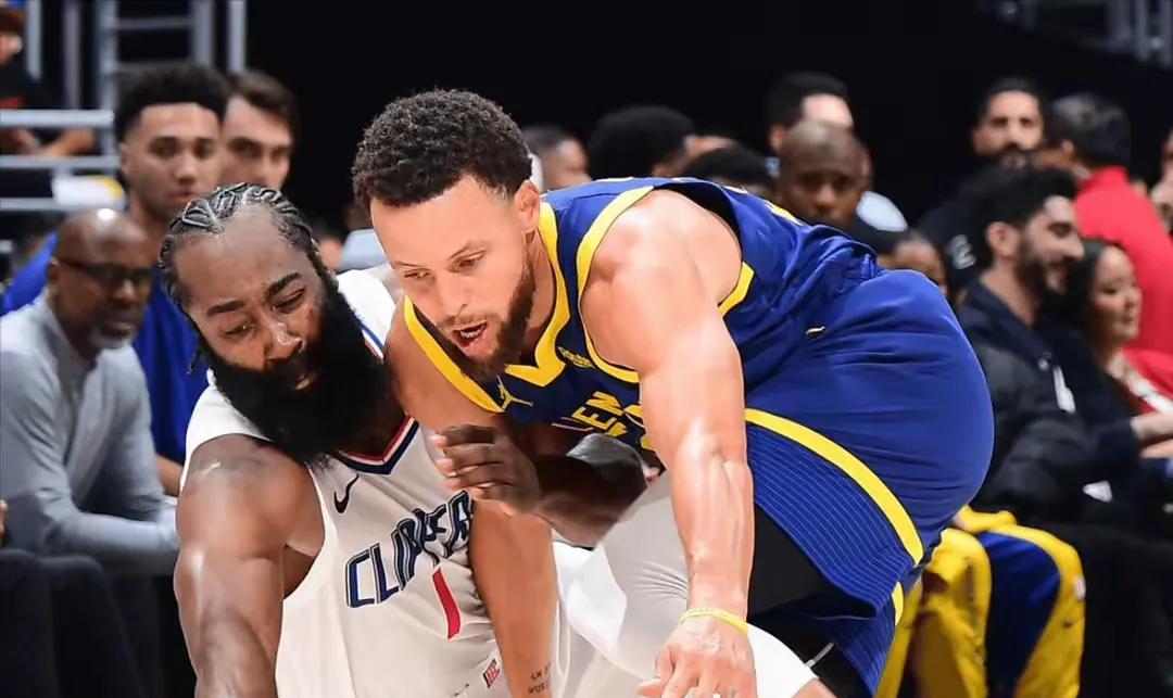 关于步行者完胜青岛队,麦科勒姆统治全场的信息 关于步行者完胜青岛队,麦科勒姆统治全场的信息